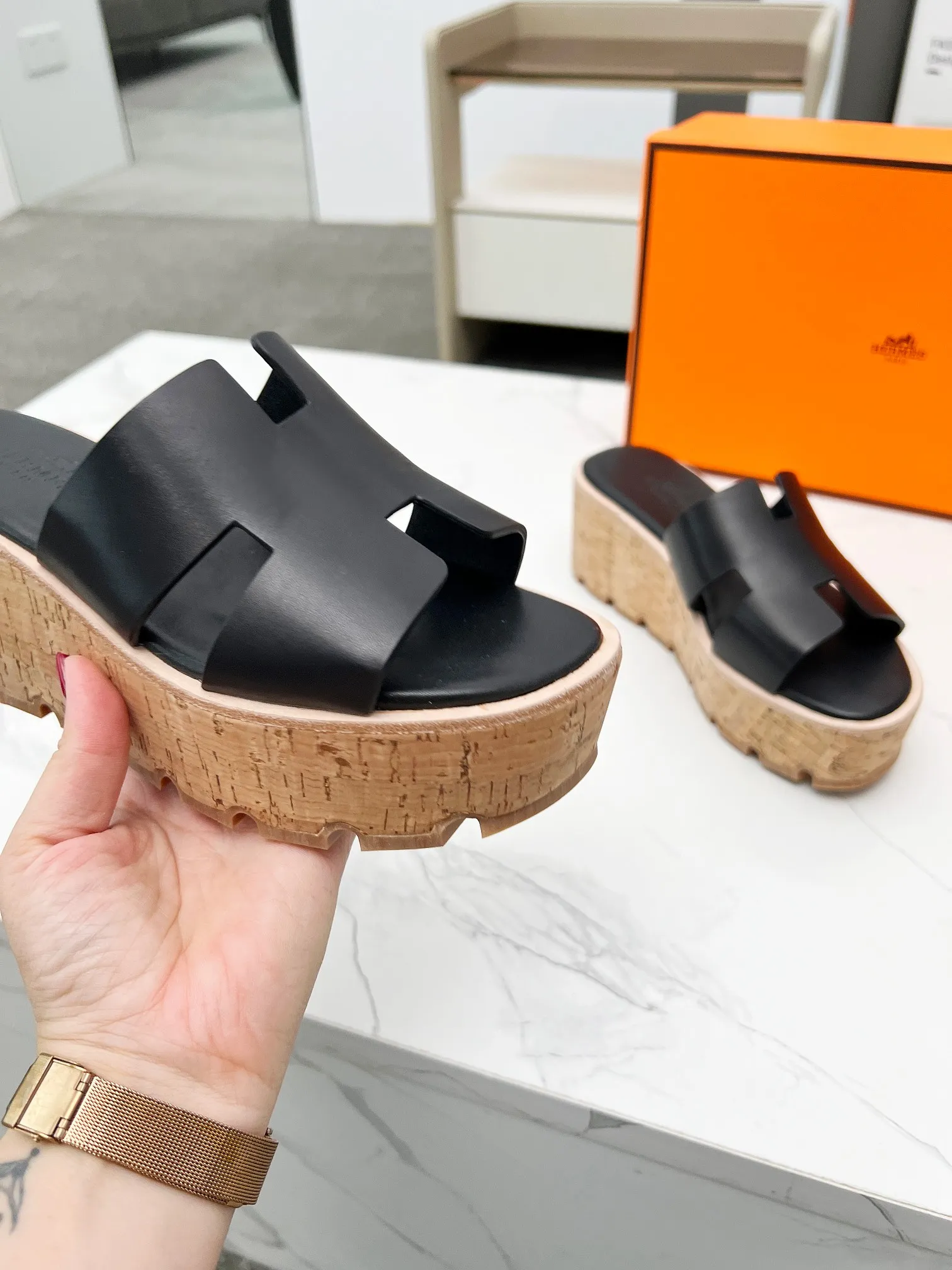 👟👟Ex-factory price 400👟👟 Hermès, upgraded version and workmanship materials. Hermes®🔴The highest version of handmade shoes on the market✨✨ Top product Hermès platform shoes🐎——————————The new model in early spring is the same as the original version, handmade by masters! ❥High-end customization, exclusive products, the highest version in the industry⚠❥Using: Hermers upper: Italian imported cowhide + sheepskin lining (pursuing top walking comfort) ✨～～〰〰〰〰❥ Packing: full set of original packaging━━━━Hermes━━━━━ size: 35-41 (42) customized and non-returnable)